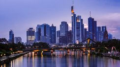 Die Skyline von Frankfurt in blaues Licht getunkt