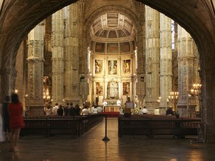Innenansicht des Hieronymusklosters in Lissabon In einem Kloster in Lissabon findet eine heilige Messe statt
