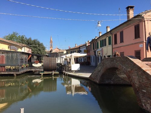 Ein Fluss in der Stadt Comacchio in der Emilia Romagna