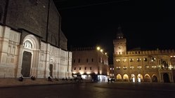 Nachhtansicht eines Platzes vor einer Kathedrale in Bologna