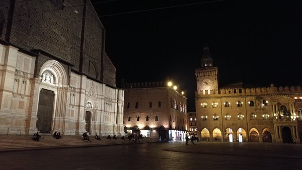 Platz vor einer Kathedrale in Bologna Nachhtansicht eines Platzes vor einer Kathedrale in Bologna