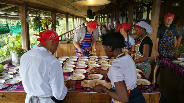 Reisegruppe beim Kochkurs in São João dos Angolares auf São Tomé Reisegruppe Essen zubereiten beim Kochkurs mit TV-Starkoch