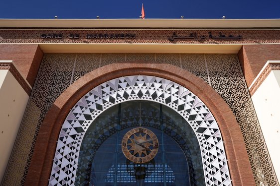 Das bunte Eingangstor des Bahnhofs von Marrakesch