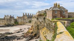 Elizabeth Castle auf Jersey Blick auf Häuser einer Festungsanlage