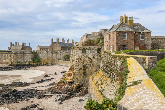Elizabeth Castle auf Jersey Blick auf Häuser einer Festungsanlage