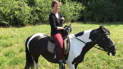 Unsere Kollegin Marion auf einem Pony