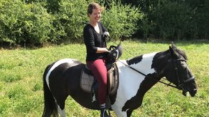Unsere Kollegin Marion auf einem Pony Unsere Kollegin Marion auf einem Pony