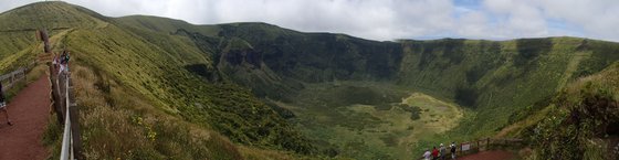 Die große Caldeira auf Faial Man blickt hinein in die grün bewachsene Caldera eines Vulkans.