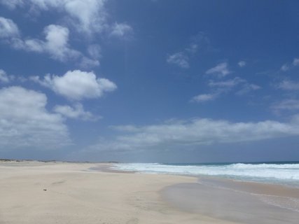 Strand und blauer Himmel auf Maio