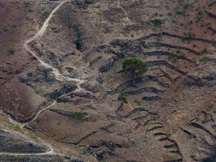 Die trockene Landschaft eines Tals auf den Kapverden