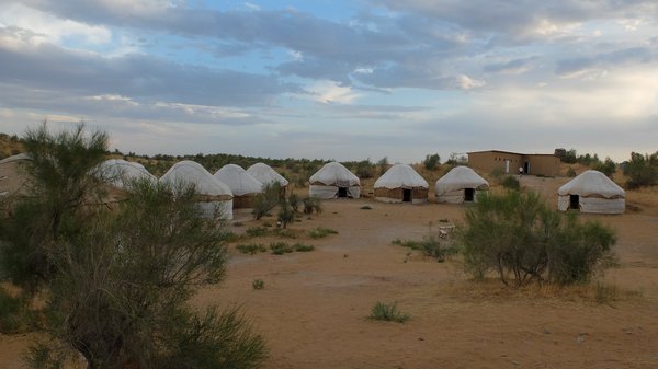 Viele Jurten in einer einsamen Landschaft in Usbekistan