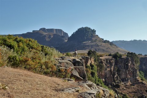 Bergpanoramer mit einem Mann an einer Klippe in Äthiopien.