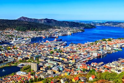 Über Bergen hinweg schaut man auf die Fjordküste.