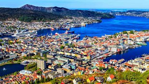 Bergen, Tor zu den norwegischen Fjorden Über Bergen hinweg schaut man auf die Fjordküste.