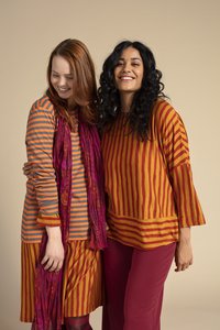 2 Frauen präsentieren bunte Kleidung der nachhaltigen Marke Gudrun Sjöden