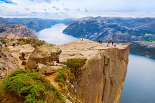 Der Preikestolen, ein beliebtes Wanderziel am Lysefjord Viele Menschen wandern zum hoch über den Lysefjord aufragenden Preikestolen.