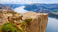 Viele Menschen wandern zum hoch über den Lysefjord aufragenden Preikestolen.