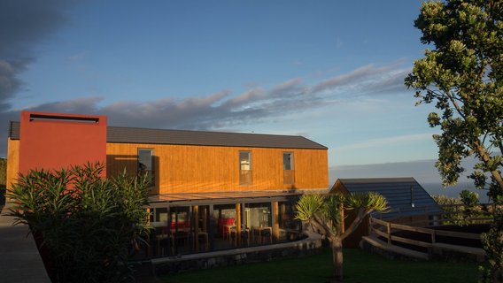 Blick auf das Gebäude der Patio Lodge in Faial, Azoren