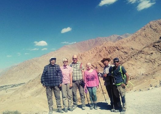 Wandergruppe in bergiger Landschaft von Indien