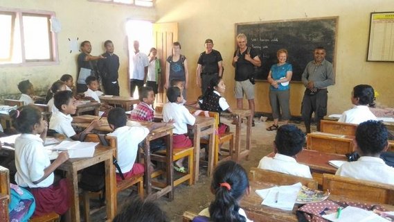 Die Reisegruppe zu Besuch in einer indonesischen Schulkasse
