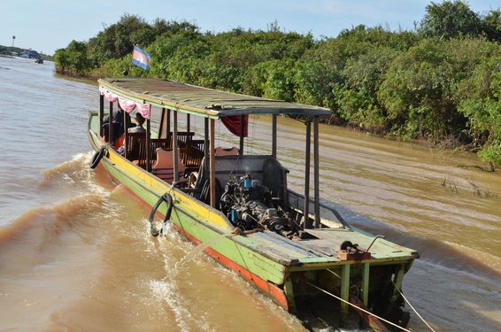 Ein Boot schippert über einen Fluss in Kambodscha