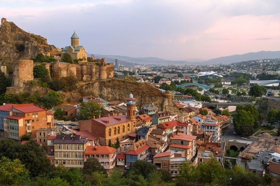 Stadtpanorama mit der Burg, die erhöht am Stadtrand steht