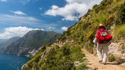 Wanderer auf einem Pfad entlang der Amalfiküste