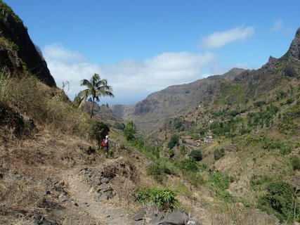 Ein Reisender in der Natur von Serra Malagueta, Santiago