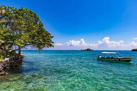 Blick auf ein Boot auf dem blauen Meer auf den Rosario Islands, Kolumbien