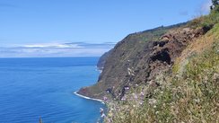 Blaues Meer bei blauem Himmel auf Madeira