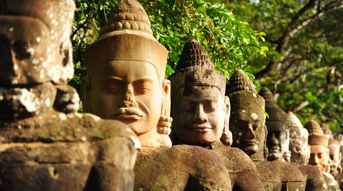 Nahaufnahme einer Anreihung von Buddha Statuen 