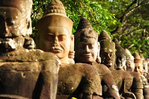 Nahaufnahme einer Anreihung von Buddha Statuen 