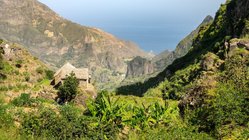 Das Paúl Tal auf den Kapverden Das grüne, bergige Paúl Tal dem Meer im Hintergrund