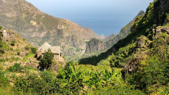 Das grüne, bergige Paúl Tal dem Meer im Hintergrund