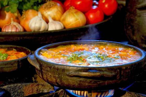 Ein Teller mit Maharage, einem traditionellen tansanischen Currygericht aus Bohnen, serviert mit Reis und Gemüse.
