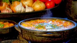 Ein Teller mit Maharage, einem traditionellen tansanischen Currygericht aus Bohnen, serviert mit Reis und Gemüse.