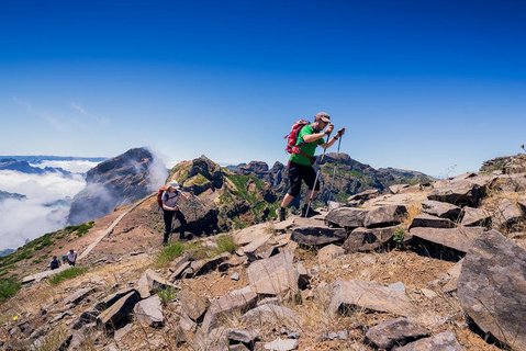 Ein Wanderer läuft auf den Bergen Madeiras