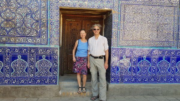 Unsere Reisegäste in Usbekistan vor einer bunt bemalten Hausfassade