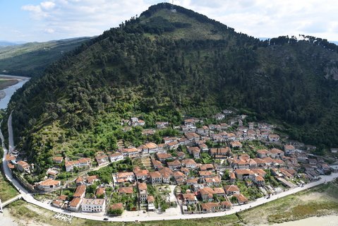 Ausblick auf das Dorf Berat, Albanien von oben
