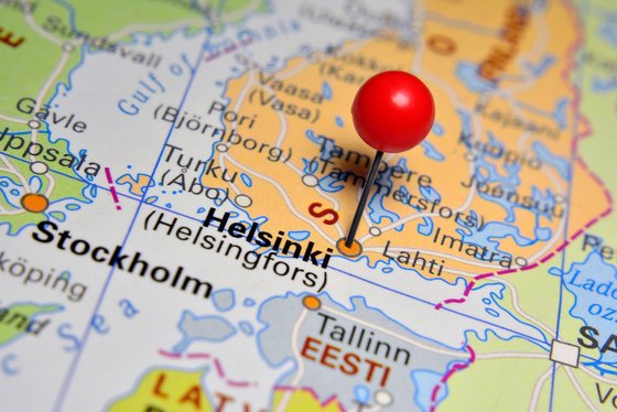 Helsinki, an der Küste des Finnischen Meerbusens gelegen Man sieht eine Landkarte Südfinnlands mit den angrenzenden Ländern. Helsinki ist mit einer roten Stecknadel markiert.