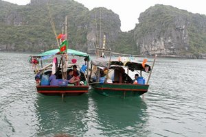 Zwei Boote in der Halongbucht unterwegs