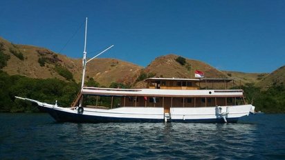 Boot auf einem Fluss Ein weißes Boot fährt über einen Fluss