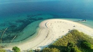 Blick auf das blaue Meer und den weißen Strand von oben