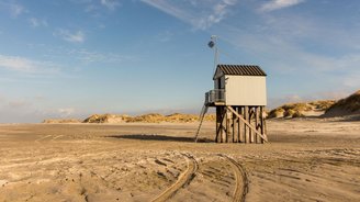 Strandhütte auf einem weiten Strand in den Niederlanden.