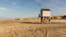 Strandhütte auf einem weiten Strand in den Niederlanden.