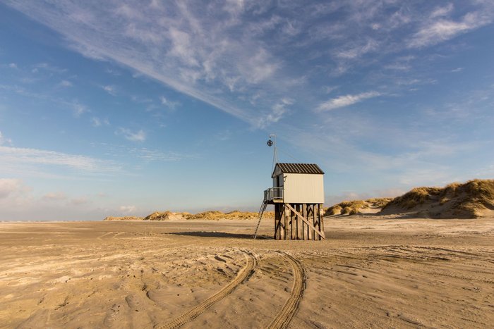 Strandhütte auf einem weiten Strand in den Niederlanden.