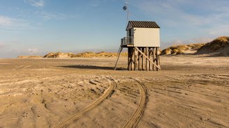 Strandhütte auf einem weiten Strand in den Niederlanden.