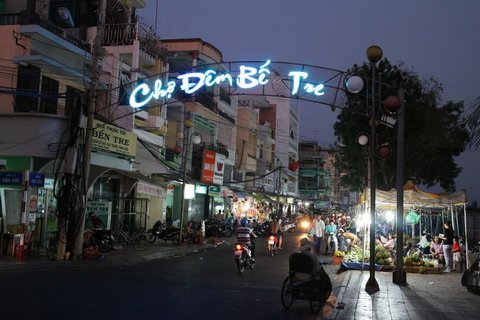 Abendszene mit Verkaufsständen auf einer Straße in Ben Tre