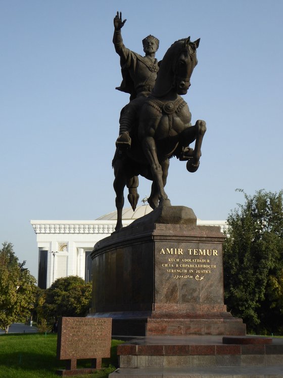 Die Statue des Eroberers Amir Timur in Taschkent Die Statue des Eroberers Amir Timur in Taschkent