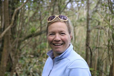 Foto von der Reisen mit Sinnen Reiseleiterin Anja Tettenborn im Wald.